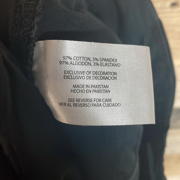 GAP size 8 Black Mid-rise Stretchy 4.5” Inseam Chino Shorts with Pockets - Picture 8 of 9